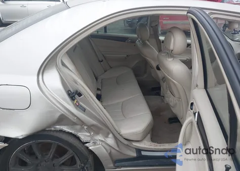 2005 Mercedes-Benz C 240 Luxury 4Matic z USA, uszkodzony, nr VIN WDBRF81J05F670100